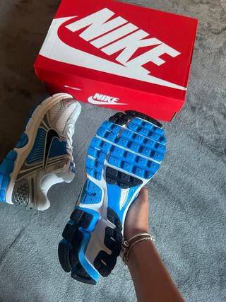 Zapatillas Nike Vomero 5 grises y azules