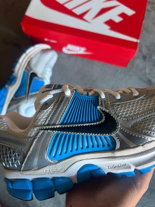 Zapatillas Nike Vomero 5 grises y azules
