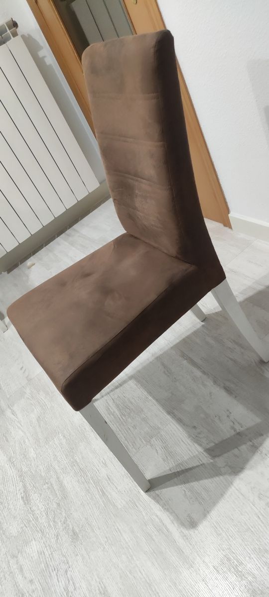 Juego de 2 sillas de comedor marrones. (20€ las 2)