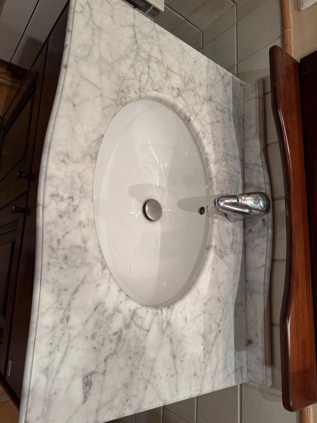 Mueble de baño madera y mármol