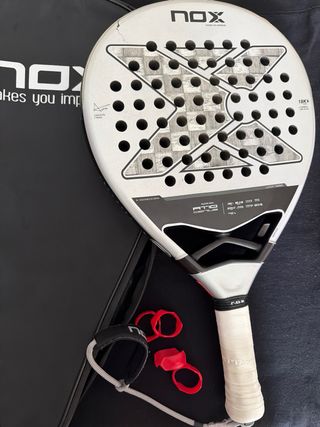 Pala Pádel NOX AT10 18K + Funda