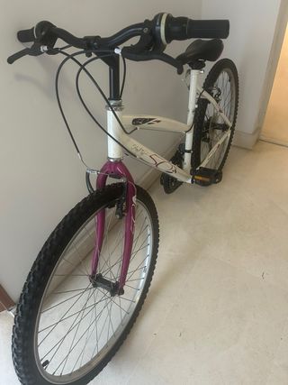 Bicicleta de montaña blanca