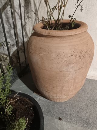 Tinaja antigua de barro