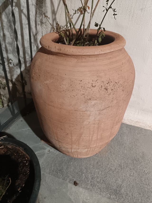 Tinaja antigua de barro