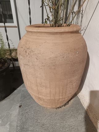 Tinaja antigua de barro