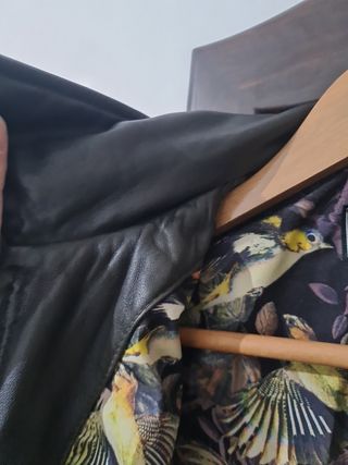 Cazadora de cuero negra y verde