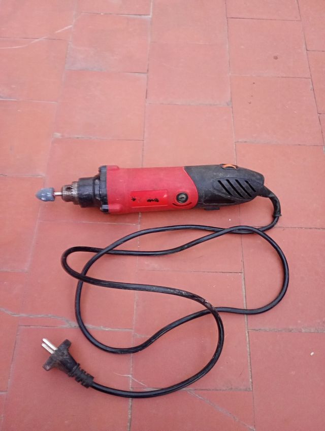 Amoladora eléctrica roja y negra