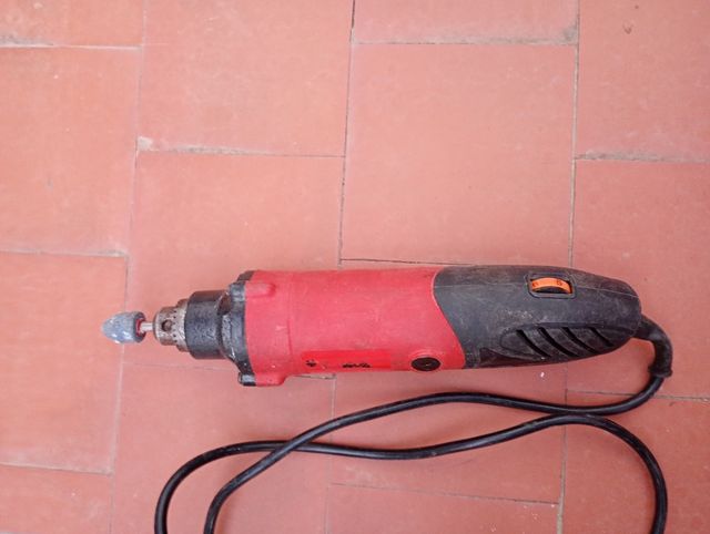 Amoladora eléctrica roja y negra