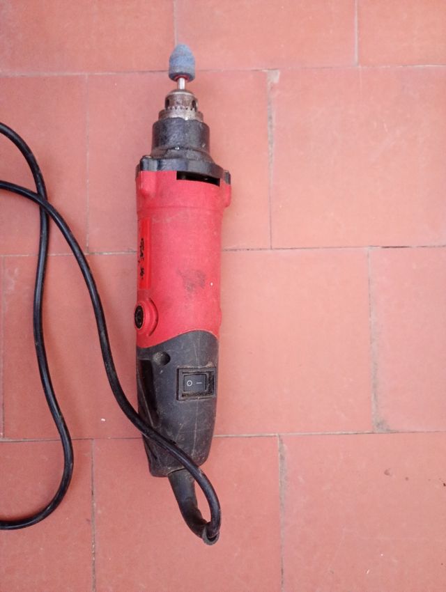 Amoladora eléctrica roja y negra