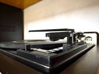 Amplificador Königer con Tocadiscos Vintage