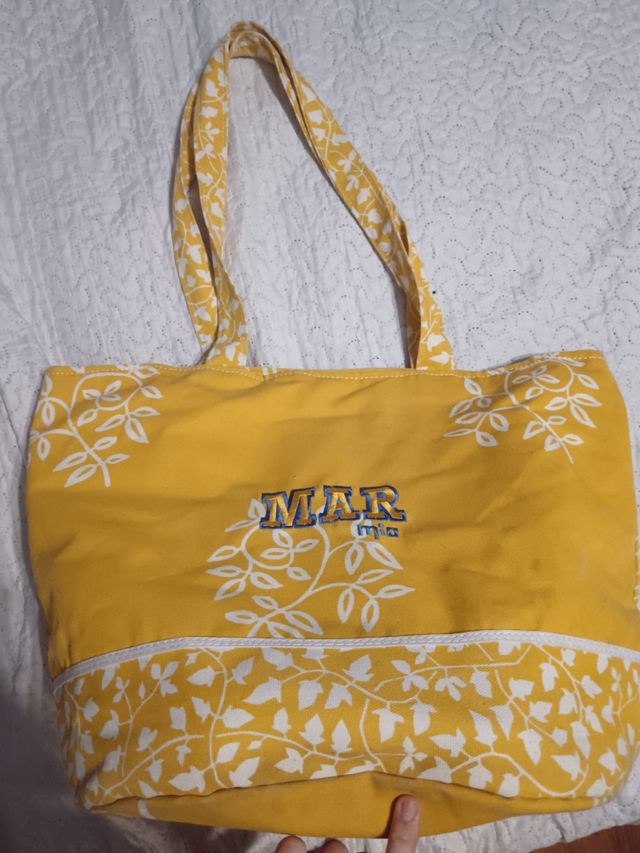 Bolso de playa amarillo con estampado