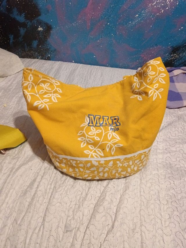 Bolso de playa amarillo con estampado
