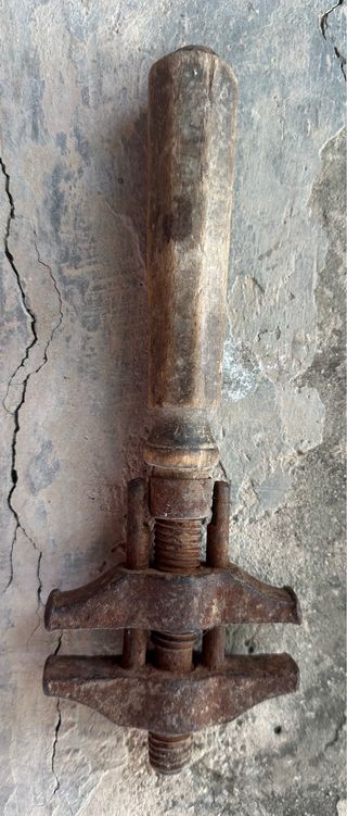Llave inglesa antigua de madera y metal