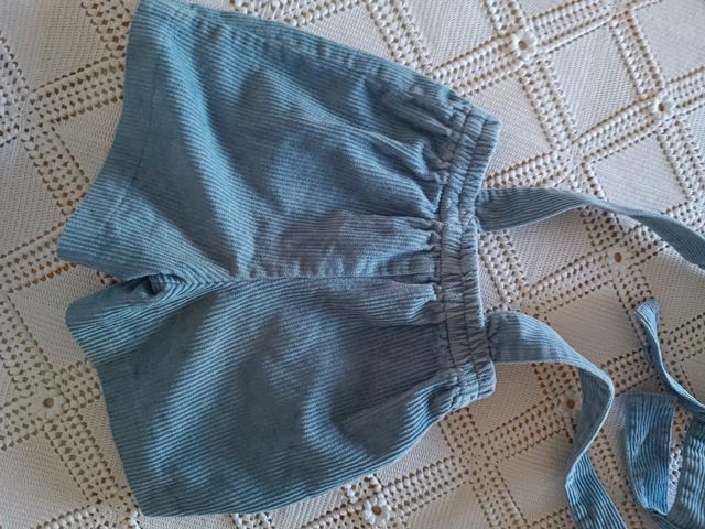 Bebé de pana azul. Neck anda neck