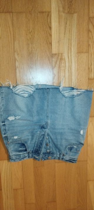 Falda vaquera con botones y rotos