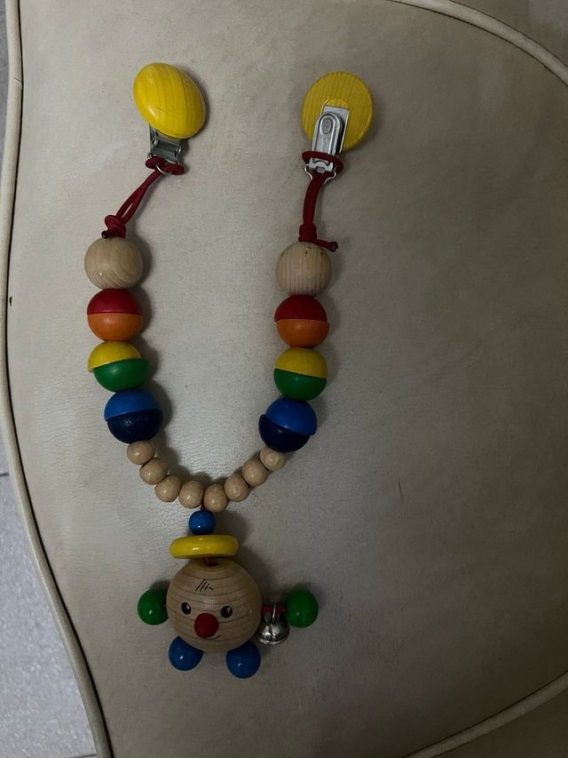 Chupetero de madera con figura de payaso