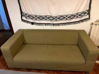 2 .Sofá de uno gris y otro verde Ikea.