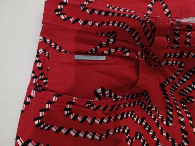 Pantalón de mujer rojo con estampado