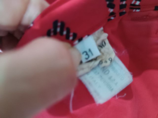 Pantalón de mujer rojo con estampado