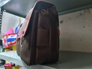 Maletín de piel marrón y negro