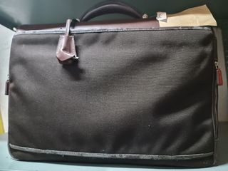 Maletín de piel marrón y negro