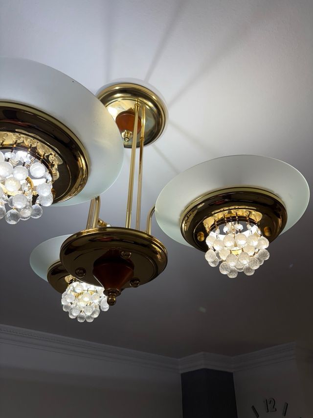 Lámpara de comedor dorada con cristales