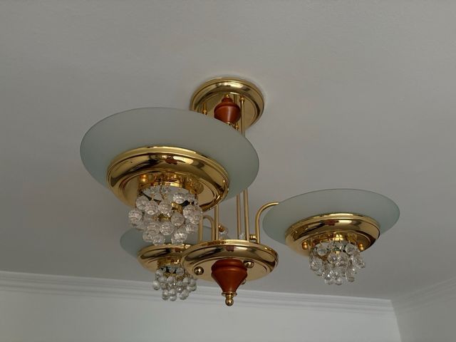 Lámpara de comedor dorada con cristales