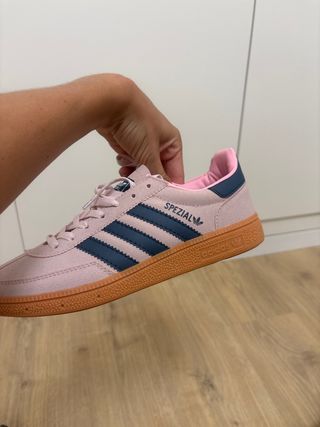 Adidas Spezial zapatillas rosa y marrón. 