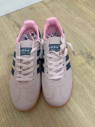 Adidas Spezial zapatillas rosa y marrón. 