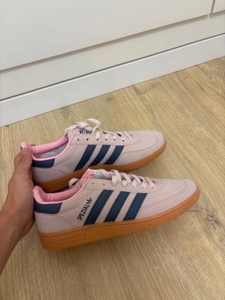 Adidas Spezial zapatillas rosa y marrón. 
