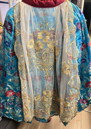 Traje de Fallera azul con bordados dorados