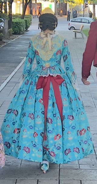 Traje de Fallera azul con bordados dorados