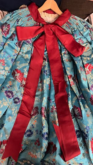 Traje de Fallera azul con bordados dorados