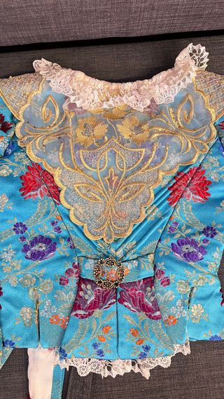 Traje de Fallera azul con bordados dorados