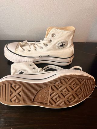 Converse plataformas blancas en perfecto estado.