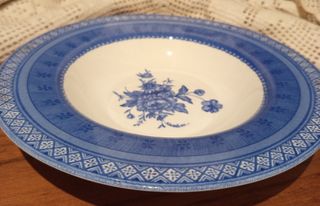 Plato de cerámica azul y blanco con flores