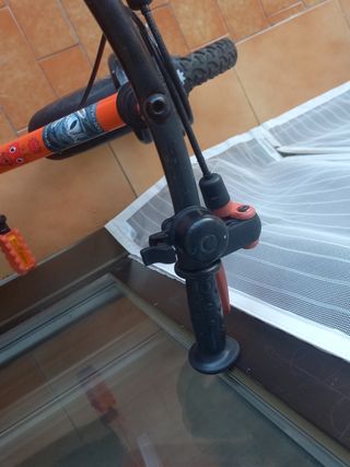 Bicicleta infantil naranja con ruedines