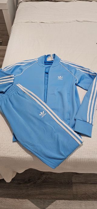 Chándal Adidas Azul y Blanco.
