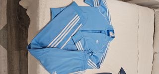 Chándal Adidas Azul y Blanco.
