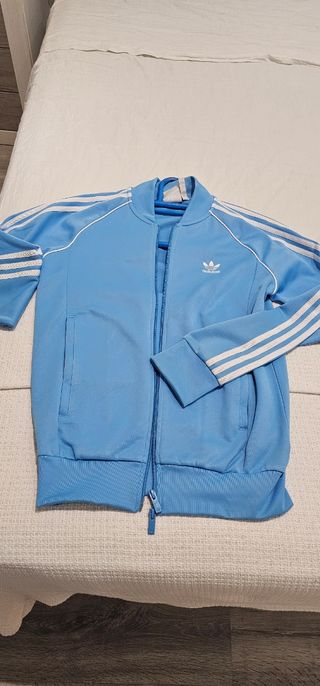 Chándal Adidas Azul y Blanco.
