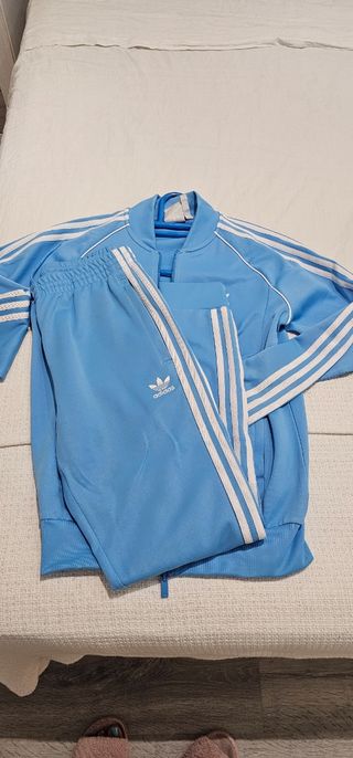 Chándal Adidas Azul y Blanco.

