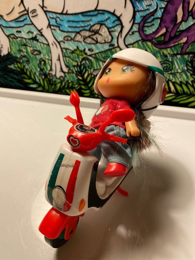 Niña italiana con moto