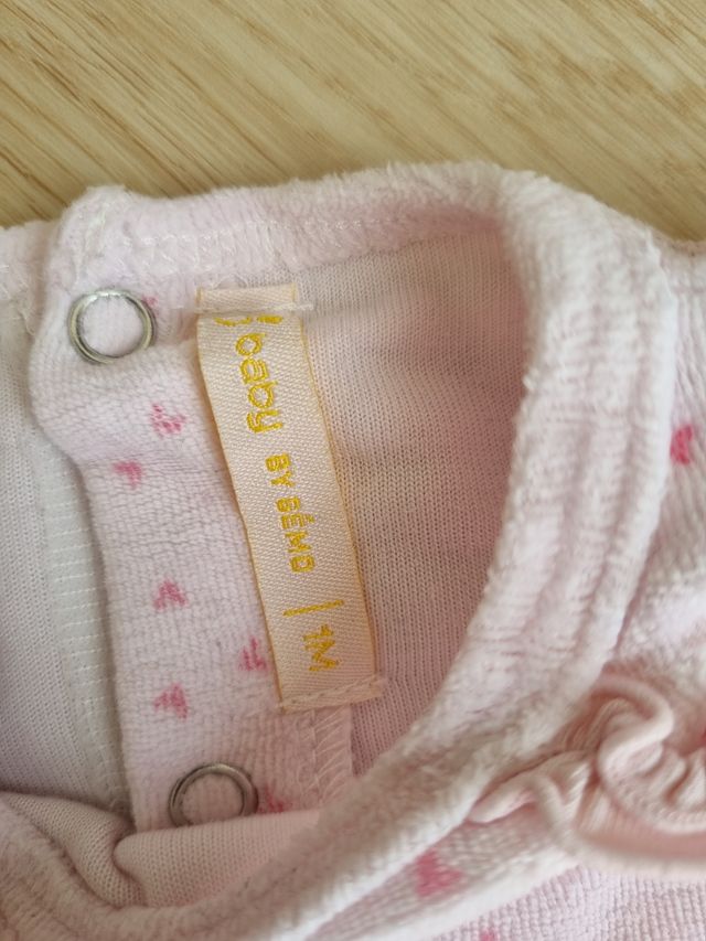 Mono bebé niña rosa con corazones