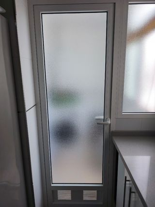Puerta de cristal con marco más ventana opcional
