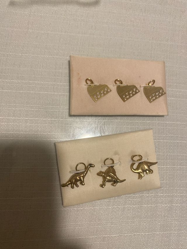 Colgantes de dinosaurio y campana dorados