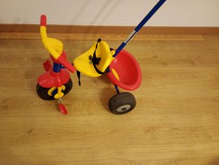 Triciclo infantil rojo y amarillo