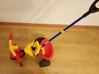 Triciclo infantil rojo y amarillo