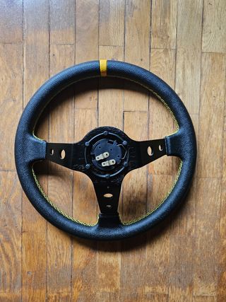 Volante OMP desplazado + piña Saxo/106