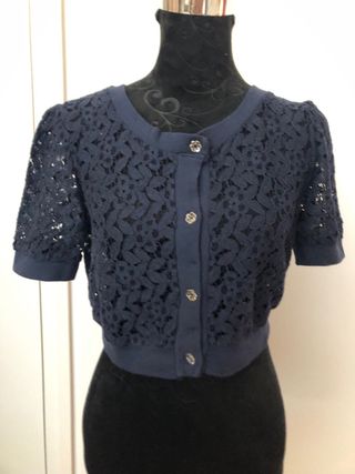 Maglia blu con bottoni in pizzo