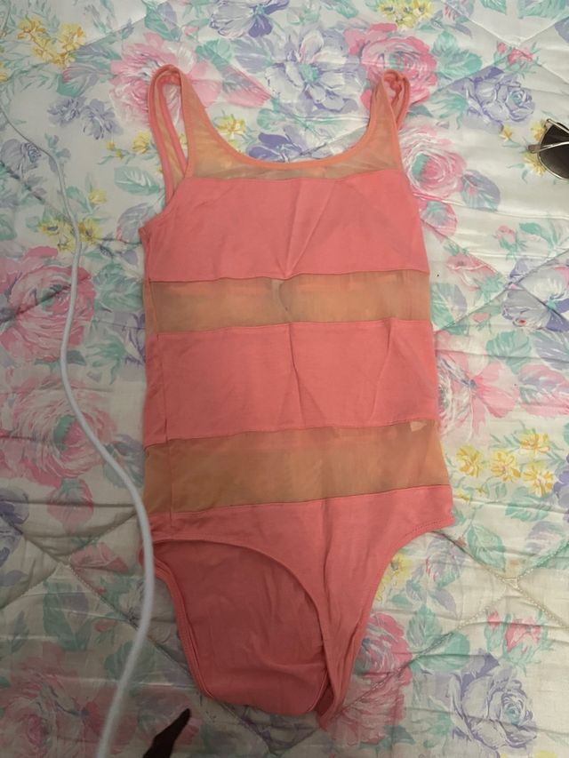 Body de mujer rosa con transparencias